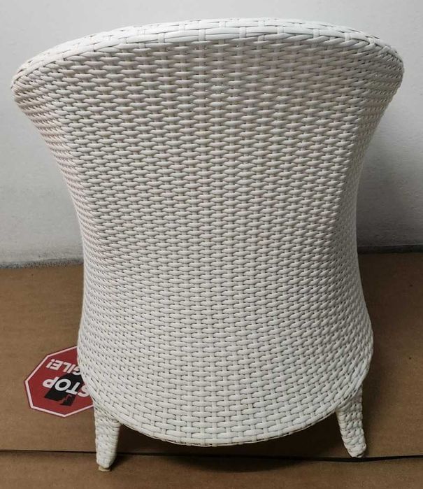 Poltrona em vime branca, usada em perfeito estado