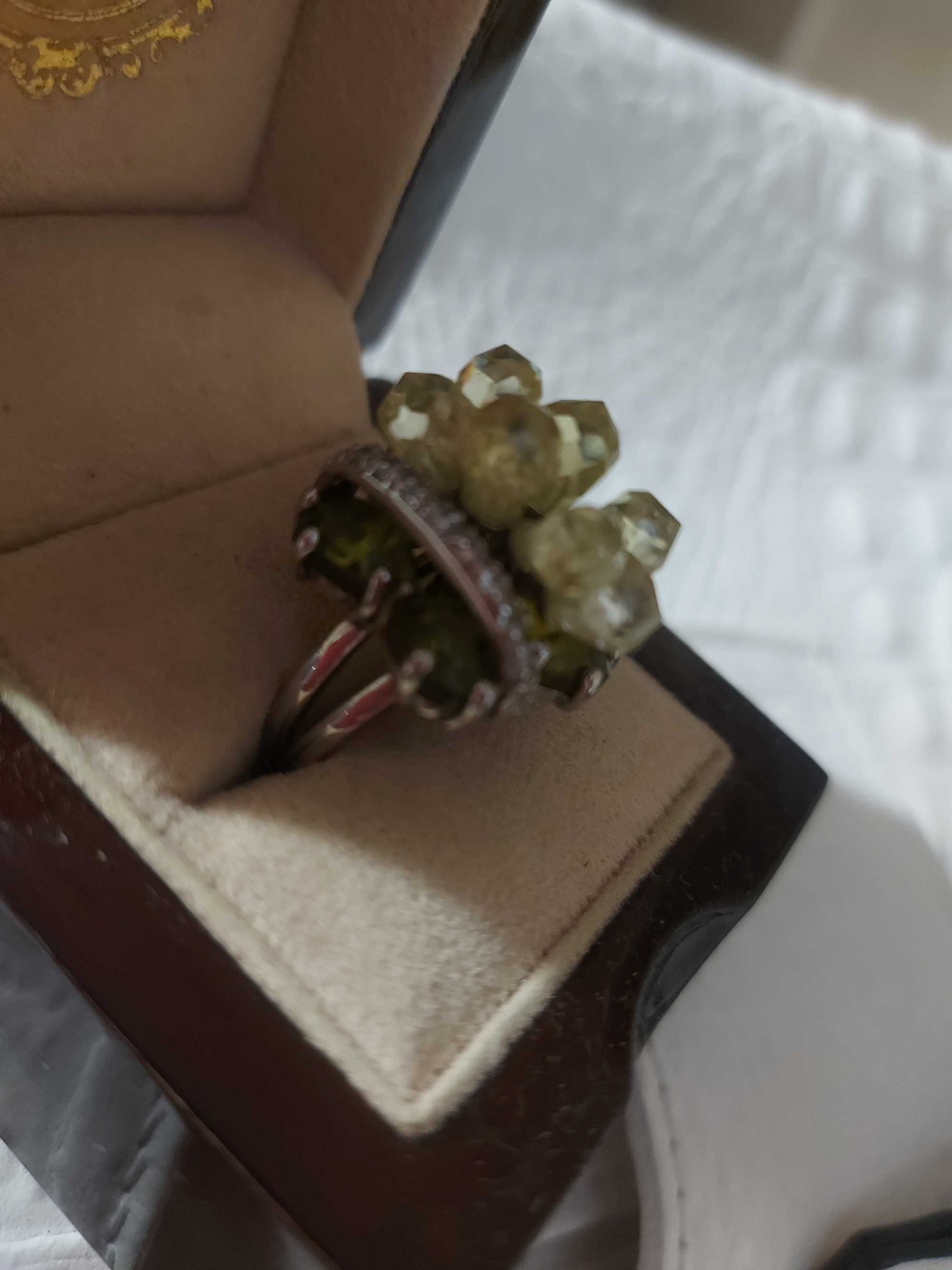 Серебряное кольцо с зелеными камнями ,14.84грамма.