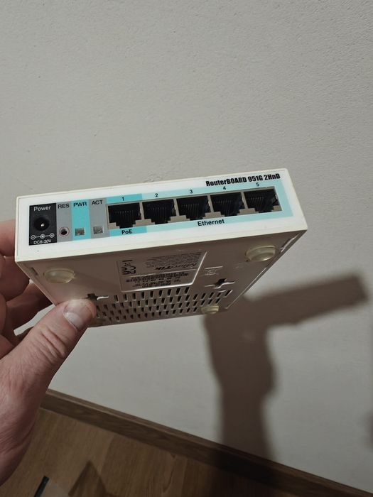 Бездротовий маршрутизатор (роутер) Mikrotik RB951G-2HnD