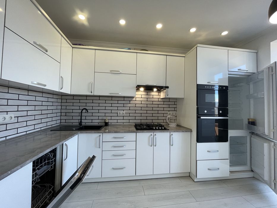 ЦЕНТР!Продаж простороі та світлої 2 кім квартири!