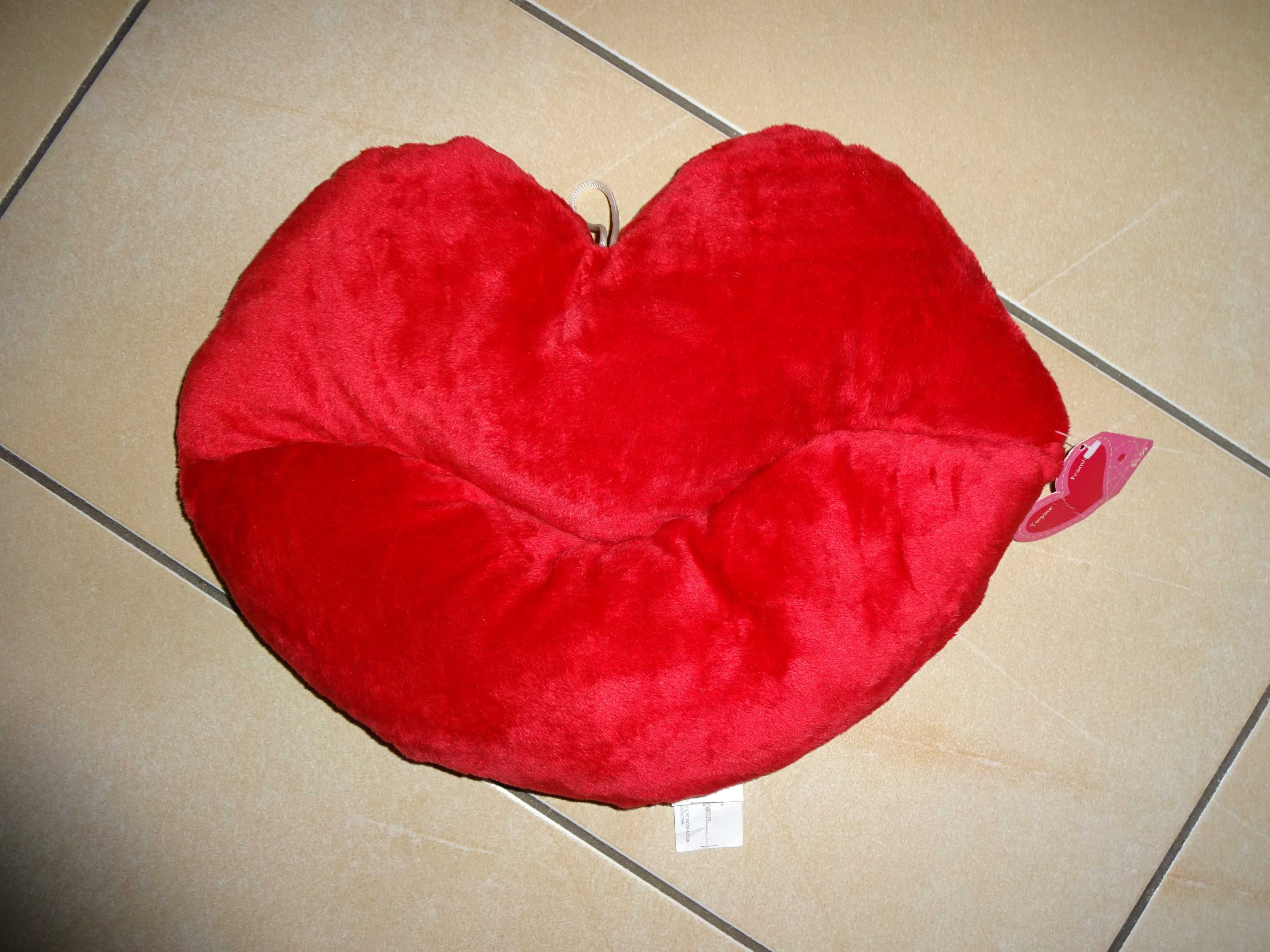Poduszka miękka czerwona pluszowa aksamitna USTA na Walentynki NOWA