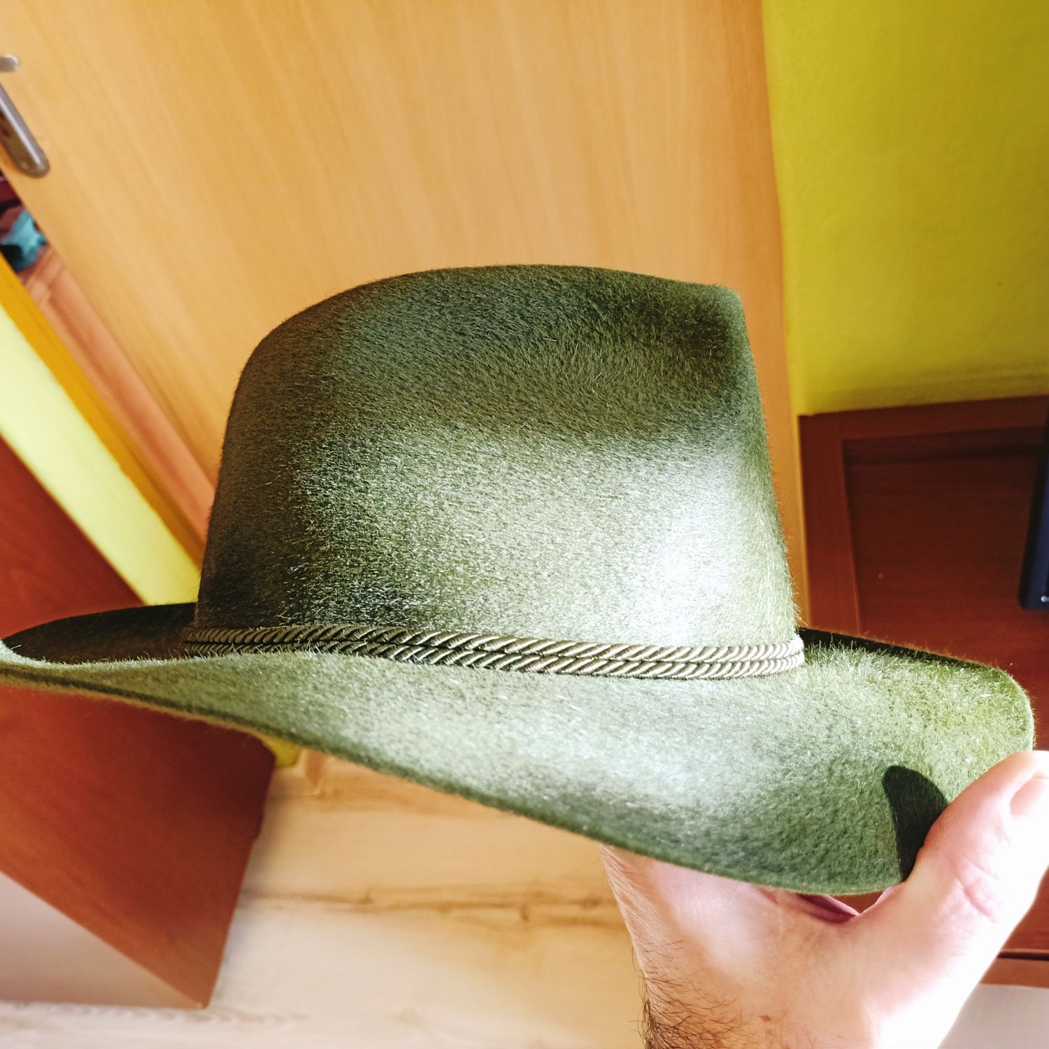 Kapelusz typu fedora z chwostem. Rozmiar 57 .