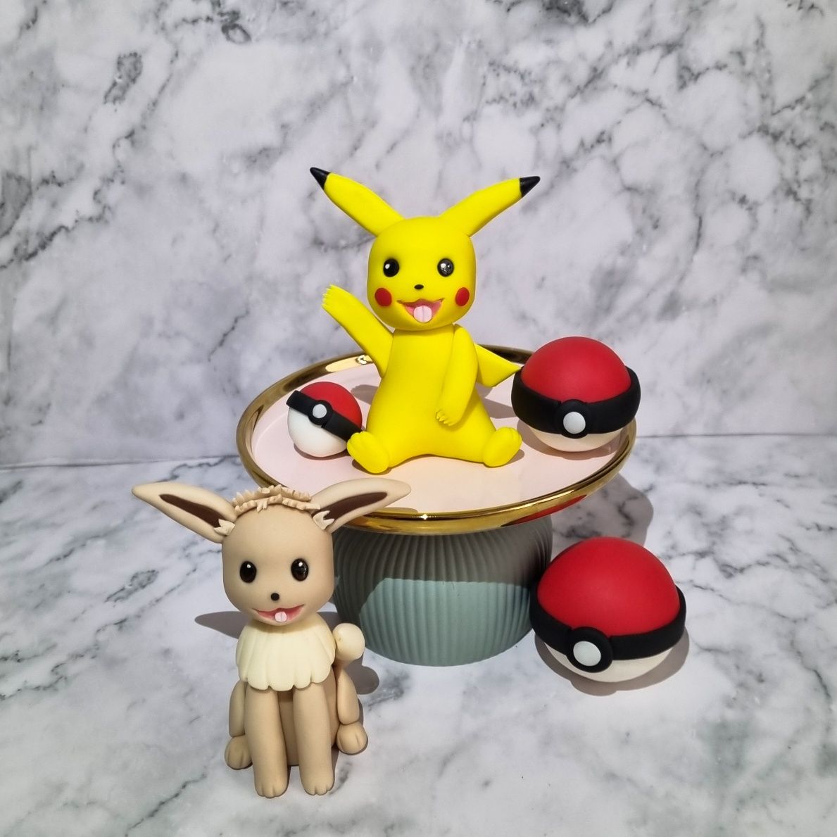 Eevee z masy cukrowej na tort pikachu pokemon bulbasaur