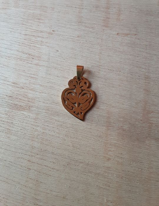Pendente dourado estilo coração de Viana