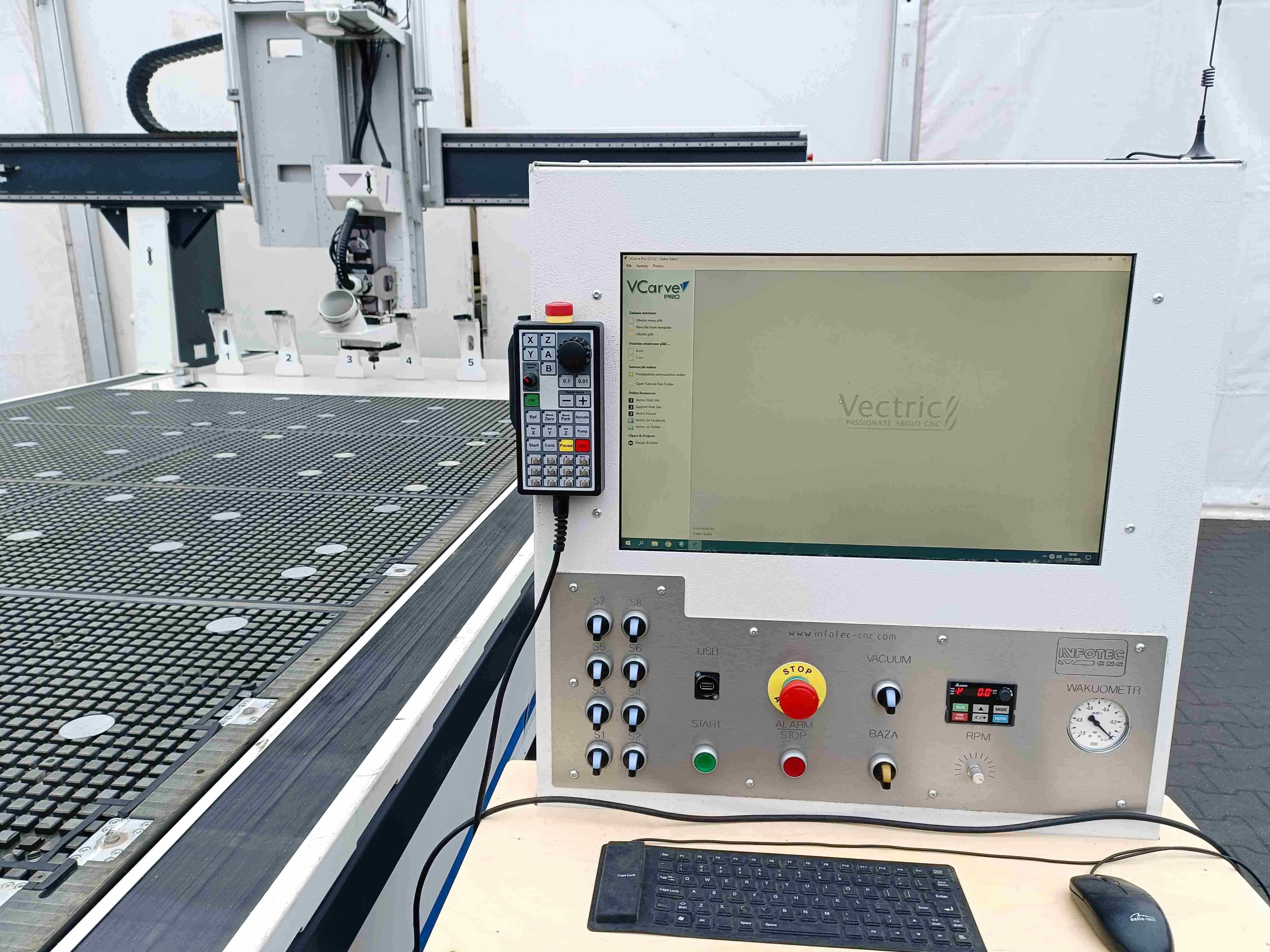 centrum obróbcze INFOTEC frezarka CNC ploter + wiertarka