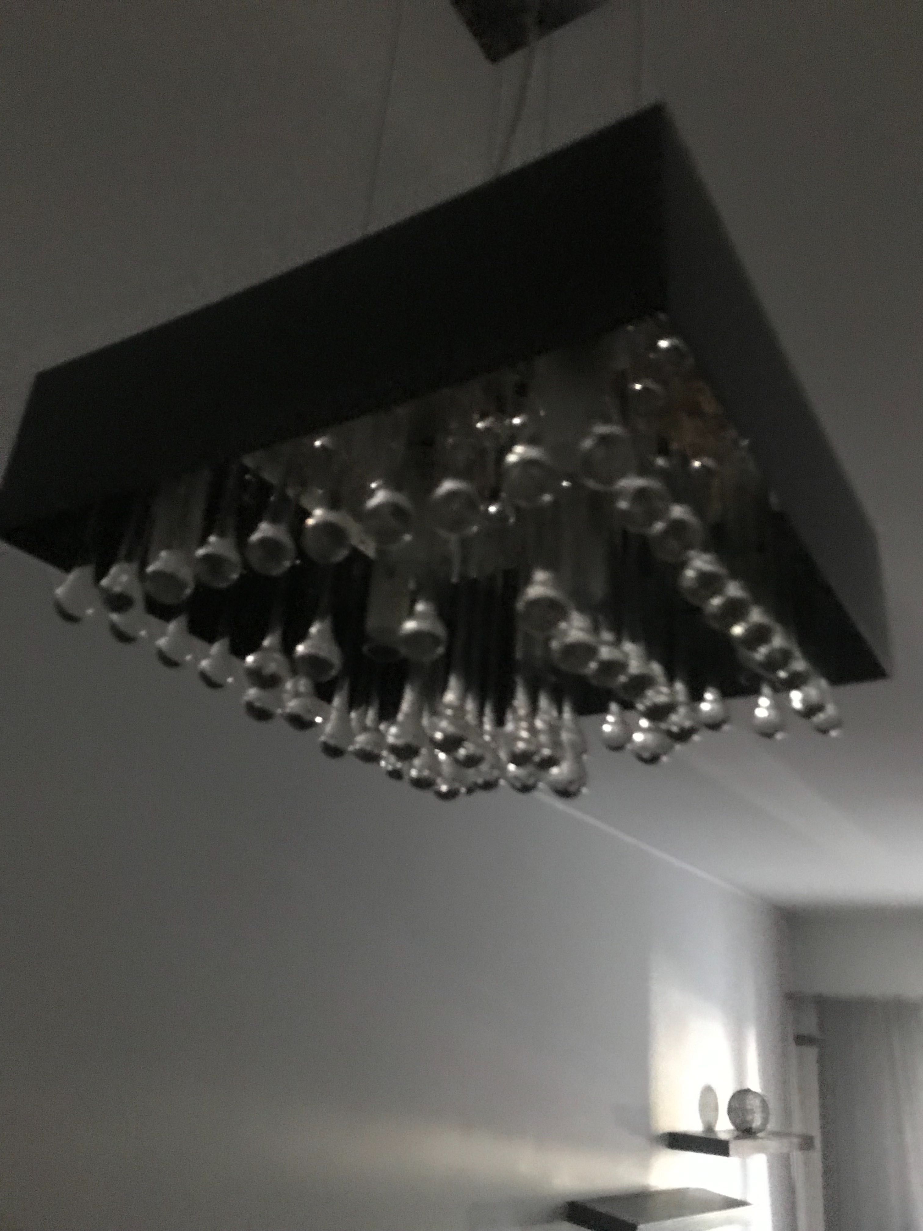 Vendo candeeiro quadrado de sala de estar em preto.