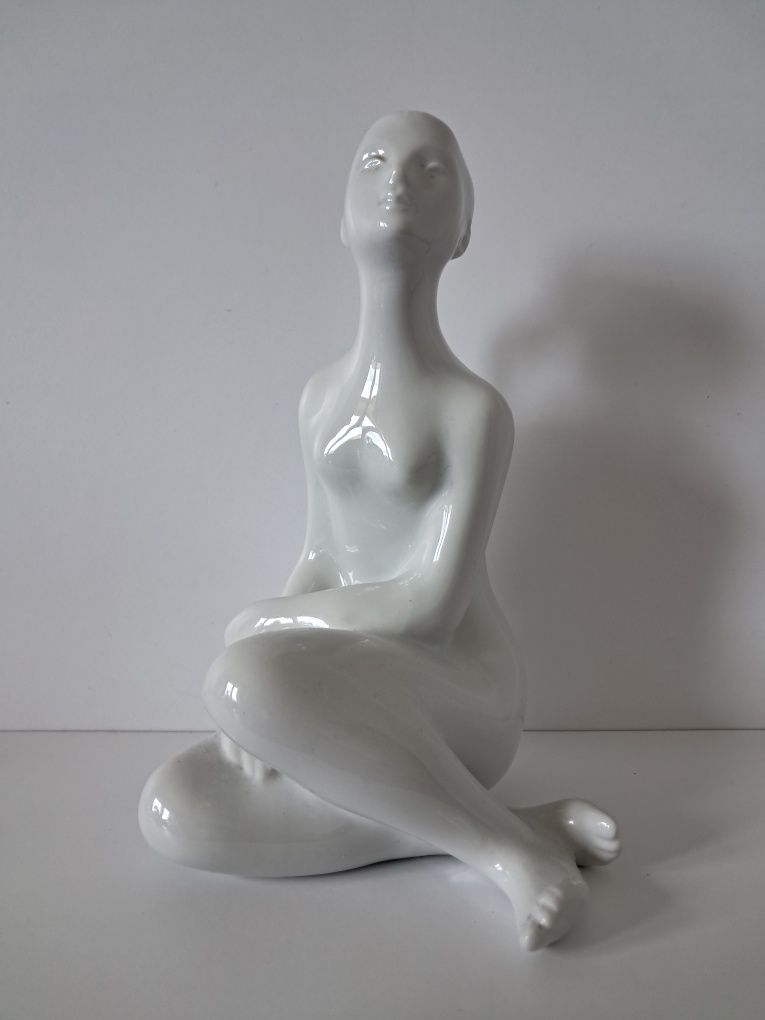 Royal Dux projekt Jiri Cernoch akt figurka porcelanowa biała 23,5cm