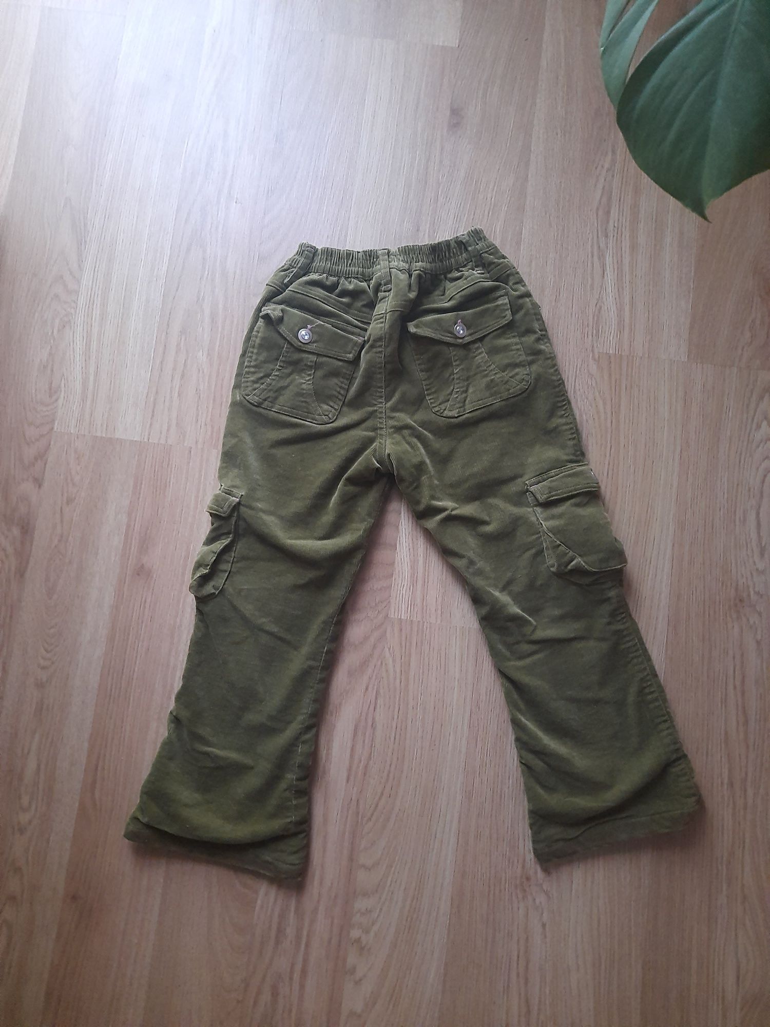 Ocieplane zielone spodnie sztruksowe dziewczęce 122