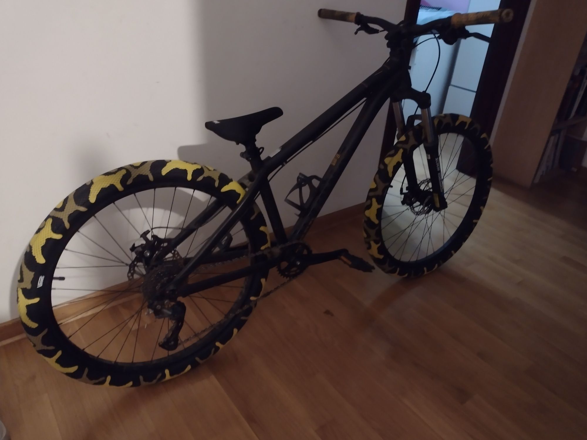 NS Bikes CLASH 2021 M 26''- opony Vans x Cult