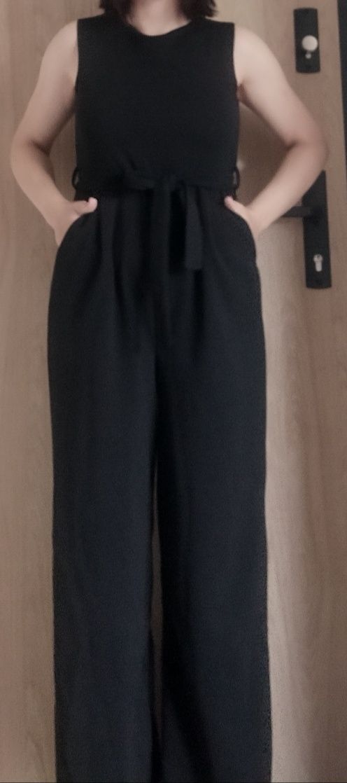 Czarny, elegancki kombinezon Boohoo rozm. L