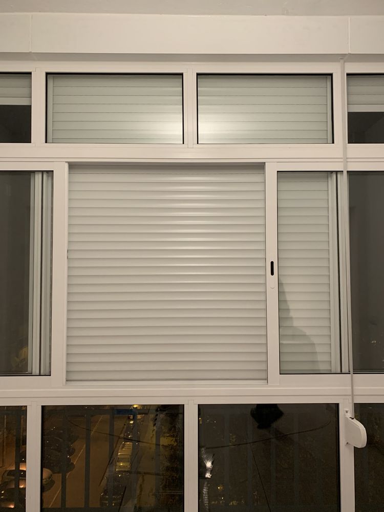 Conjunto de janelas aluminio brancas com vidro duplo e estore térmico