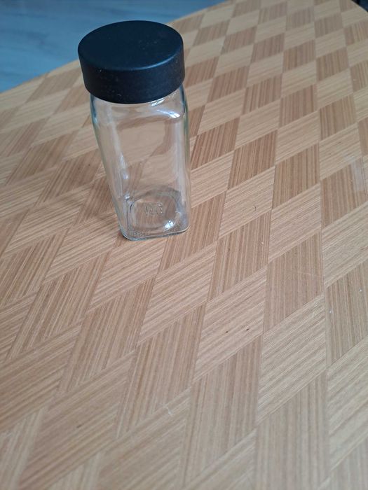 Zestaw 24 pojemników na przyprawy