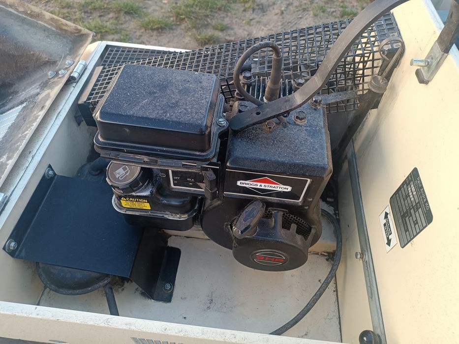 Zamiatarka spalinowa samojezdna zbierająca  amros nie Karcher