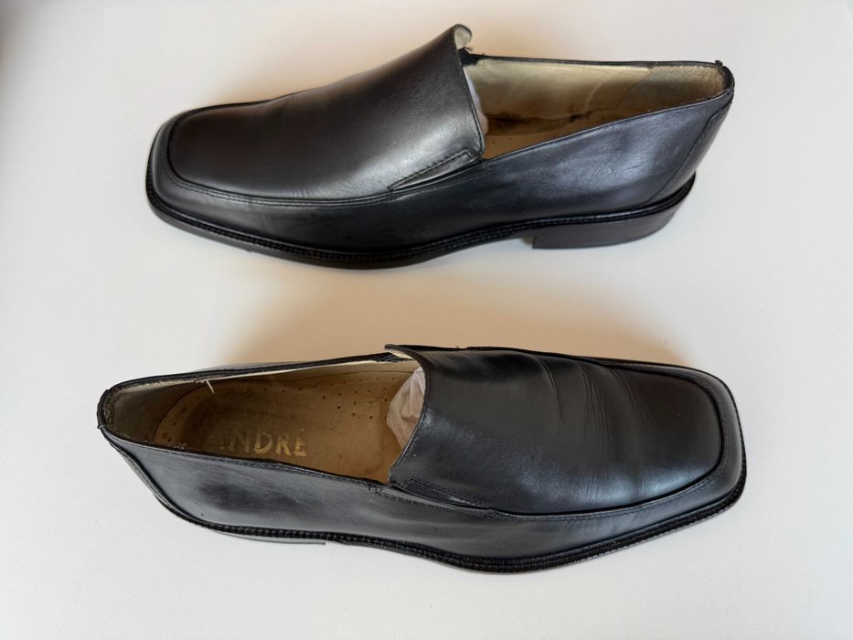 Sapatos de homem em pele verdadeira