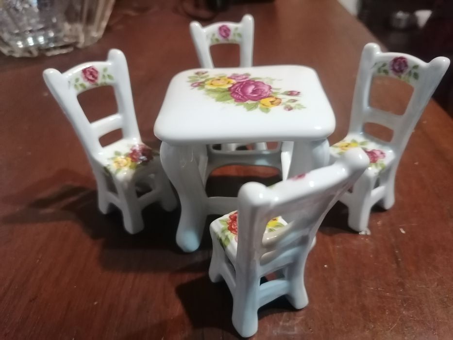 Conjunto de miniaturas em porcelana mesa e 4 Cadeiras
