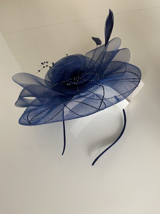 Elegancki granatowy fascynator Occasions – nowy, z metką