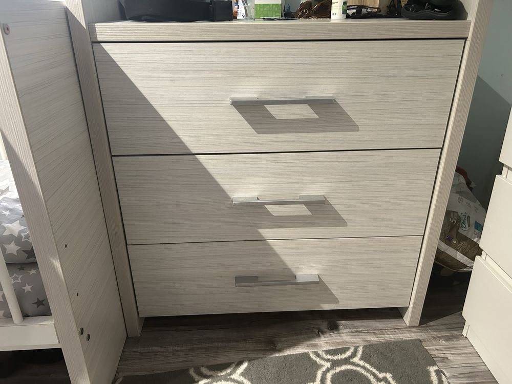 Łóżeczko dziecięce i komoda