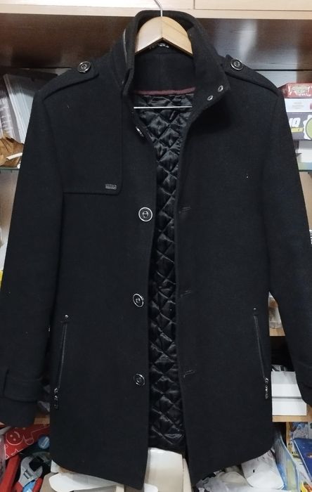 Чоловіче пальто чорного кольору