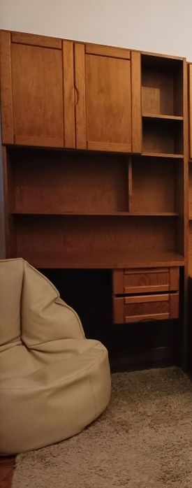 Cama e secretária quarto