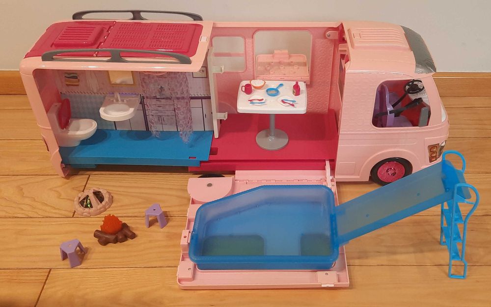 Duży kamper dla lalek z basenem i akcesoriami