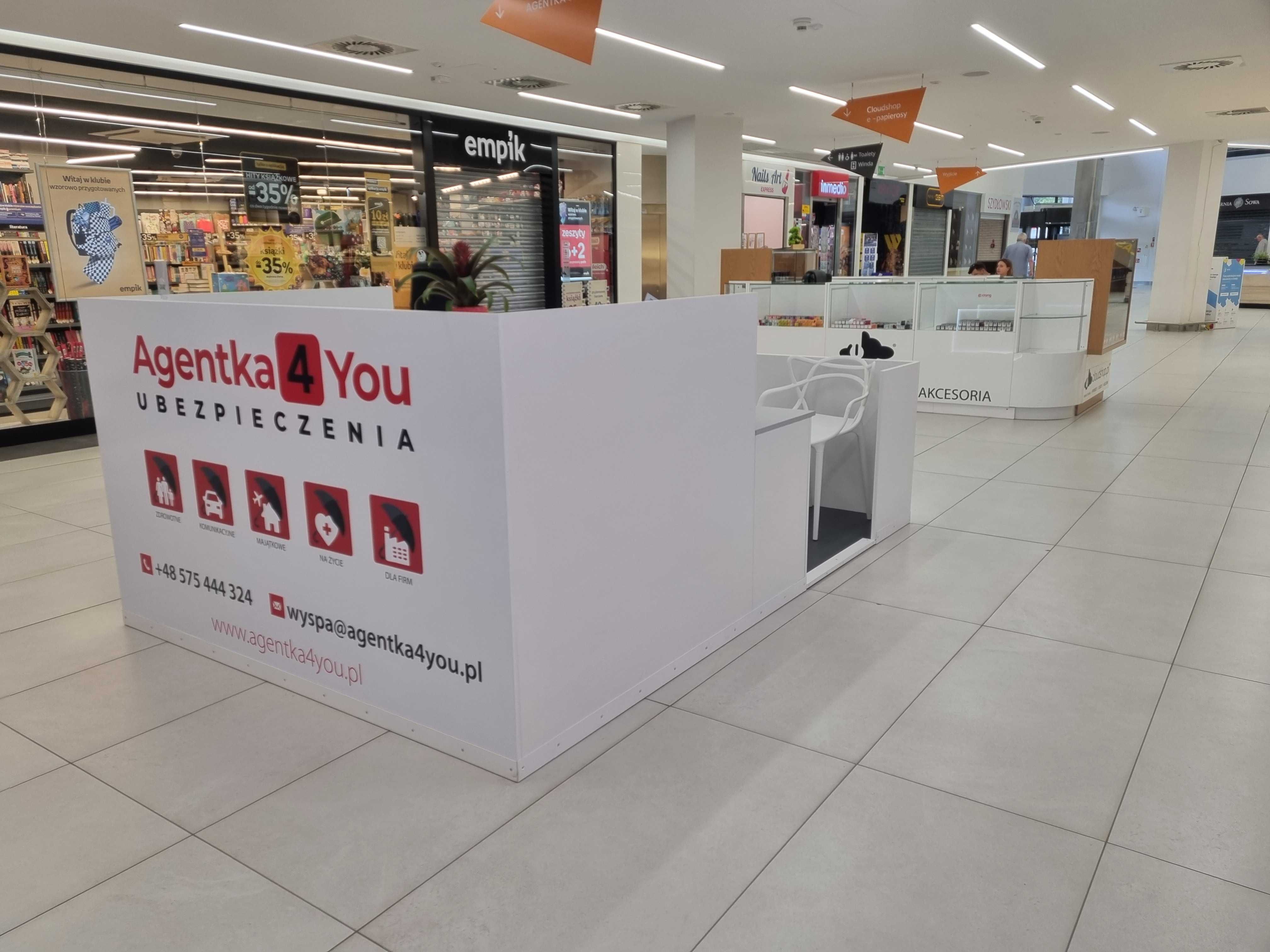 Wyspa w galerii handlowej-meble