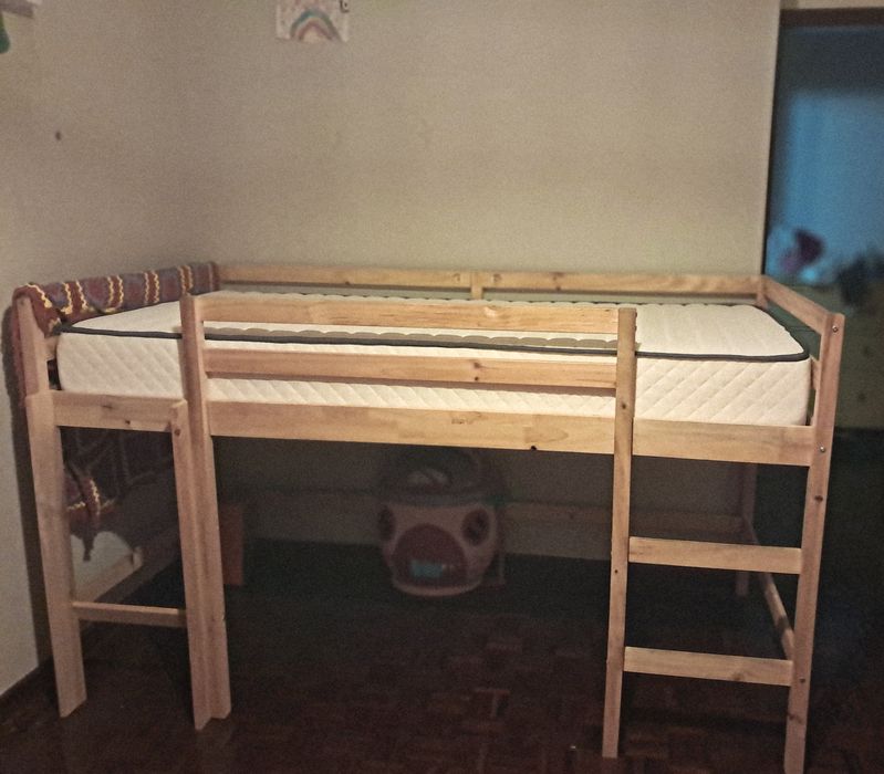 Cama alta com escorrega