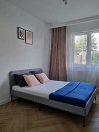 Łóżko tapicerowane SLATTUM z IKEA z materacem piankowym ÅGOTNES