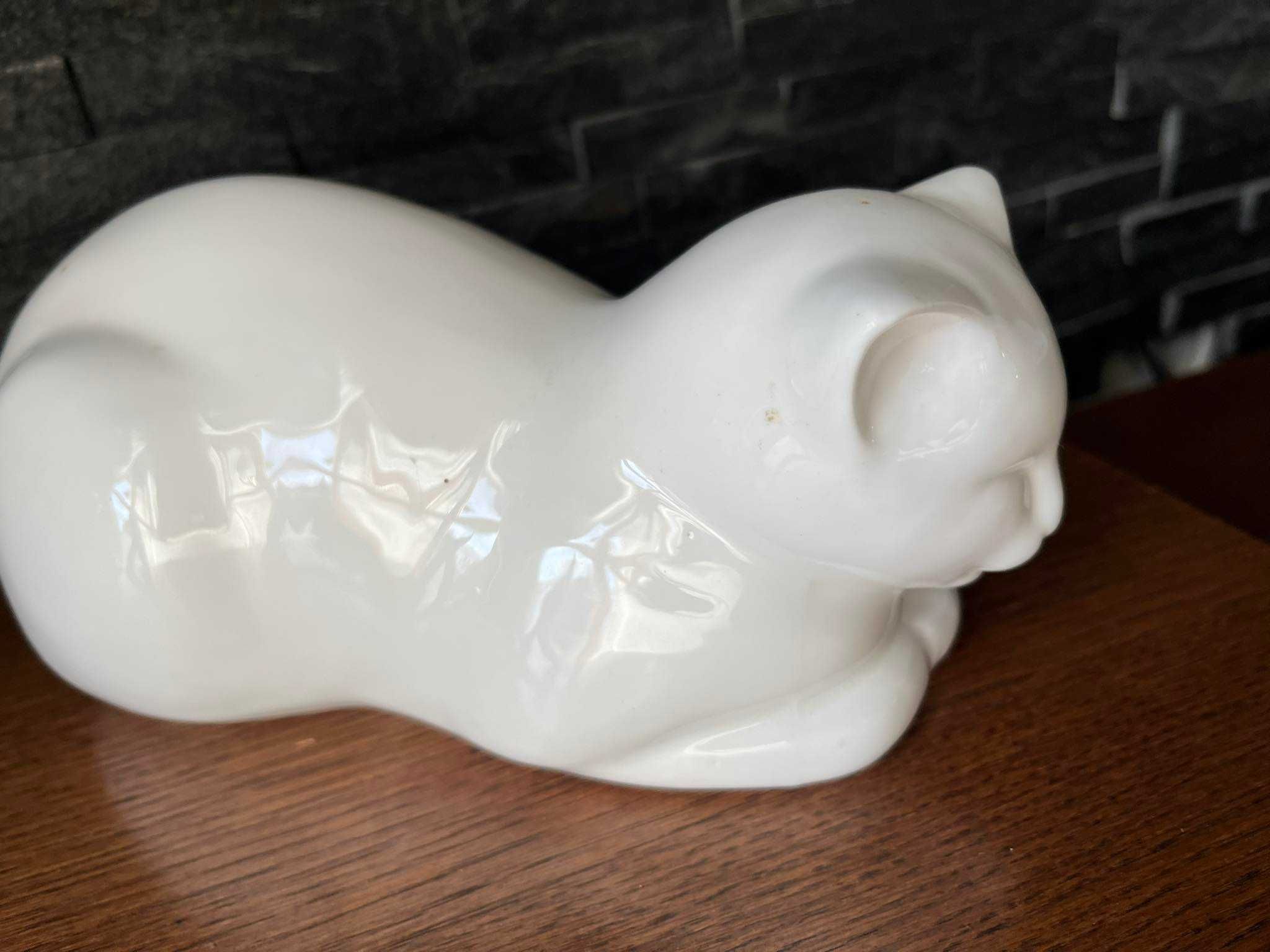 Kot biały leżący figurka porcelanowa