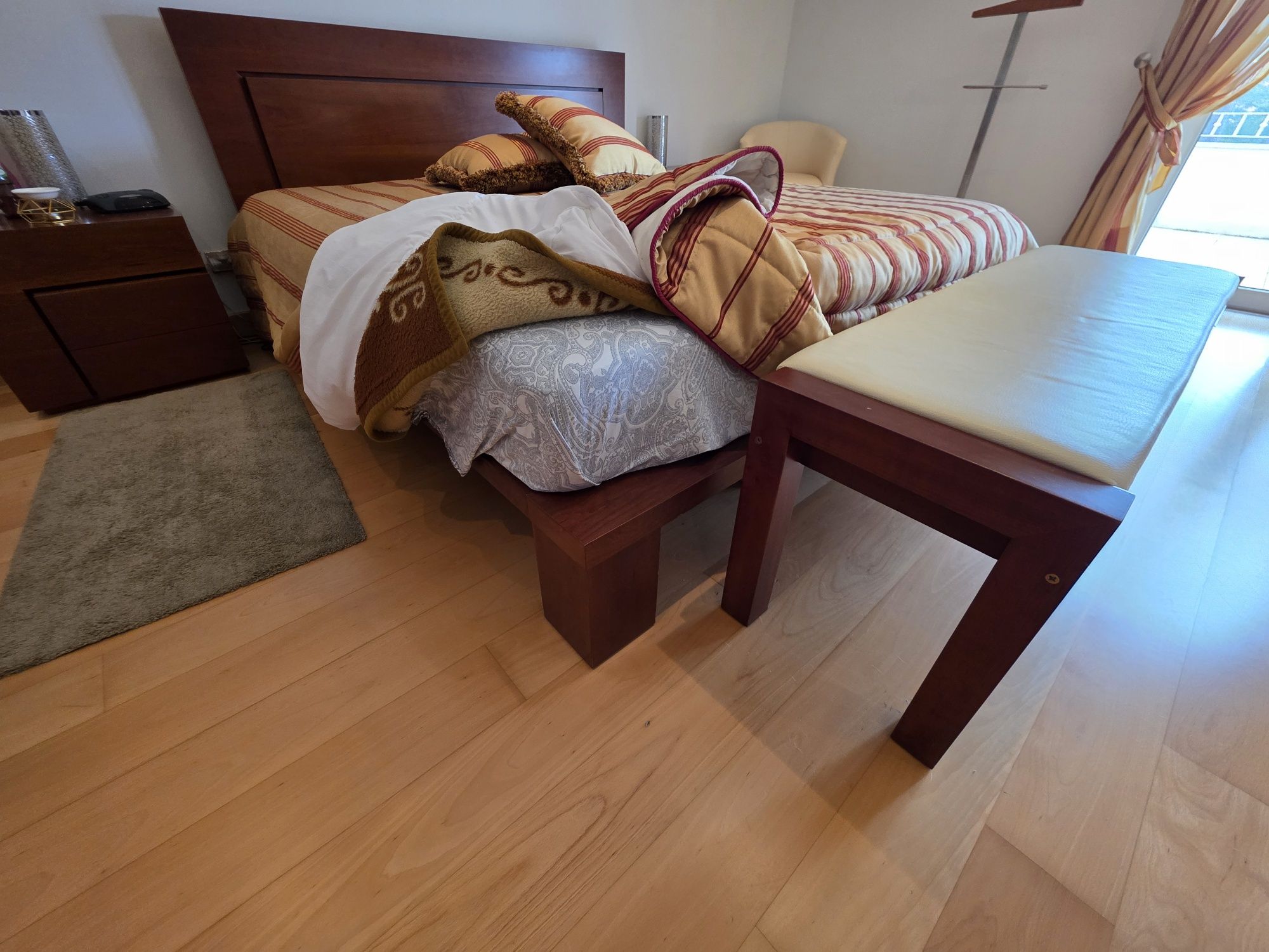 Quarto completo moderno king size em cerejeira massiça