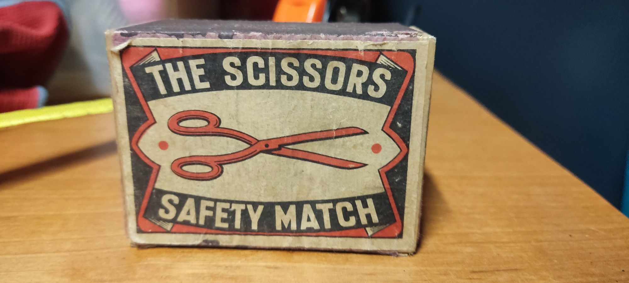 Stare drewniane pudełko po zapałkach duże PRL the scissors safety matc