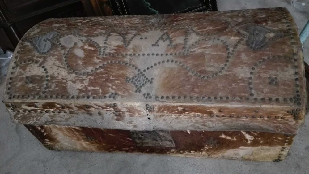 Baú forrado de pele de bovino