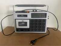 Rádio antigo com deck para cassettes
