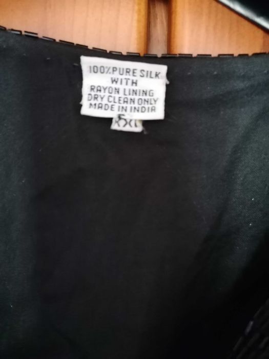Casaco em seda bordado.