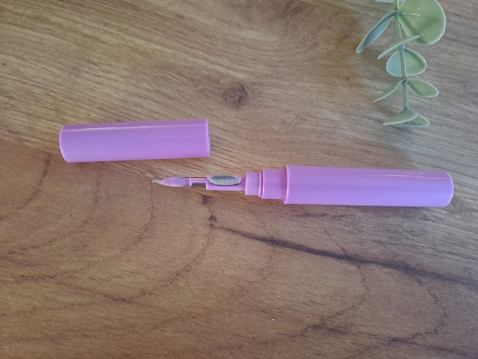 NOWY Czyścik do słuchawek