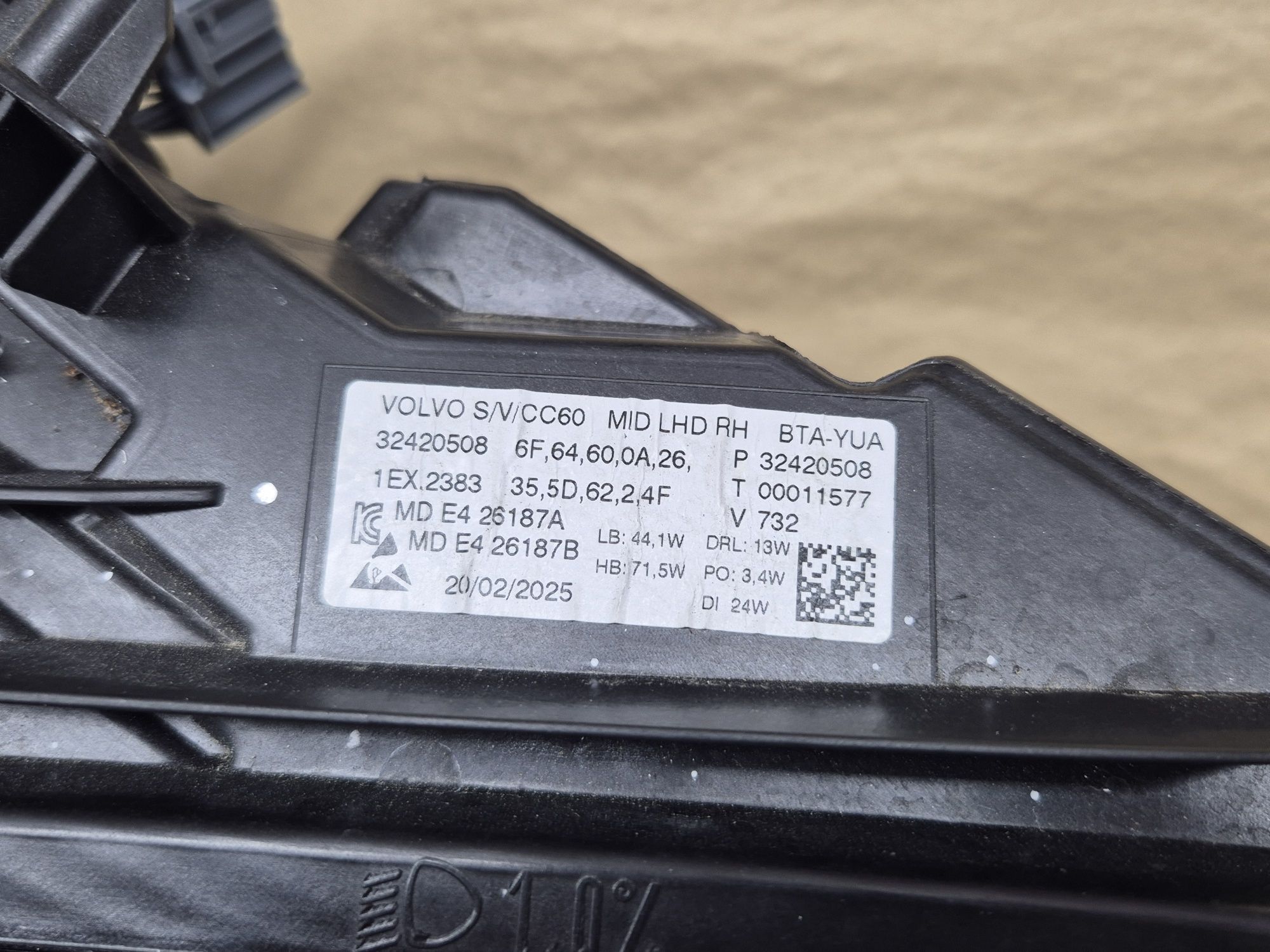 Volvo V60 S60 2024r lampa prawa przednia OEM EU LED