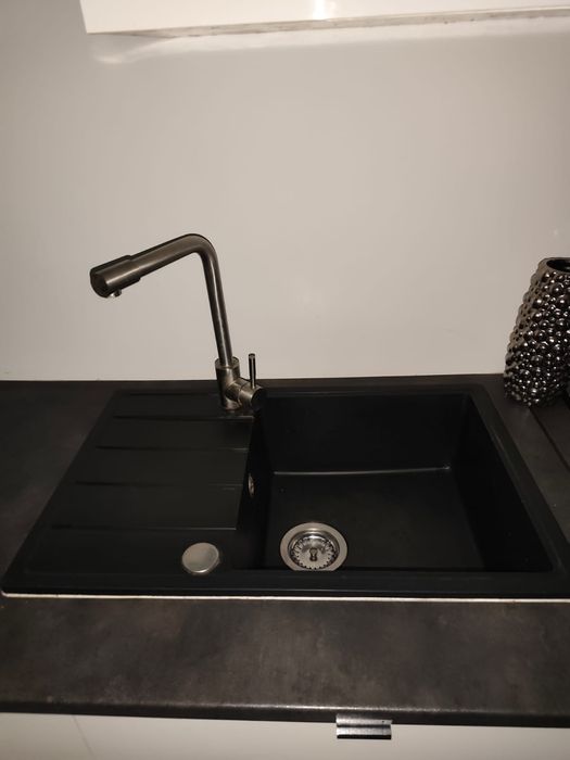 Blat kuchenny ze zlewem baterią i płytą gazową