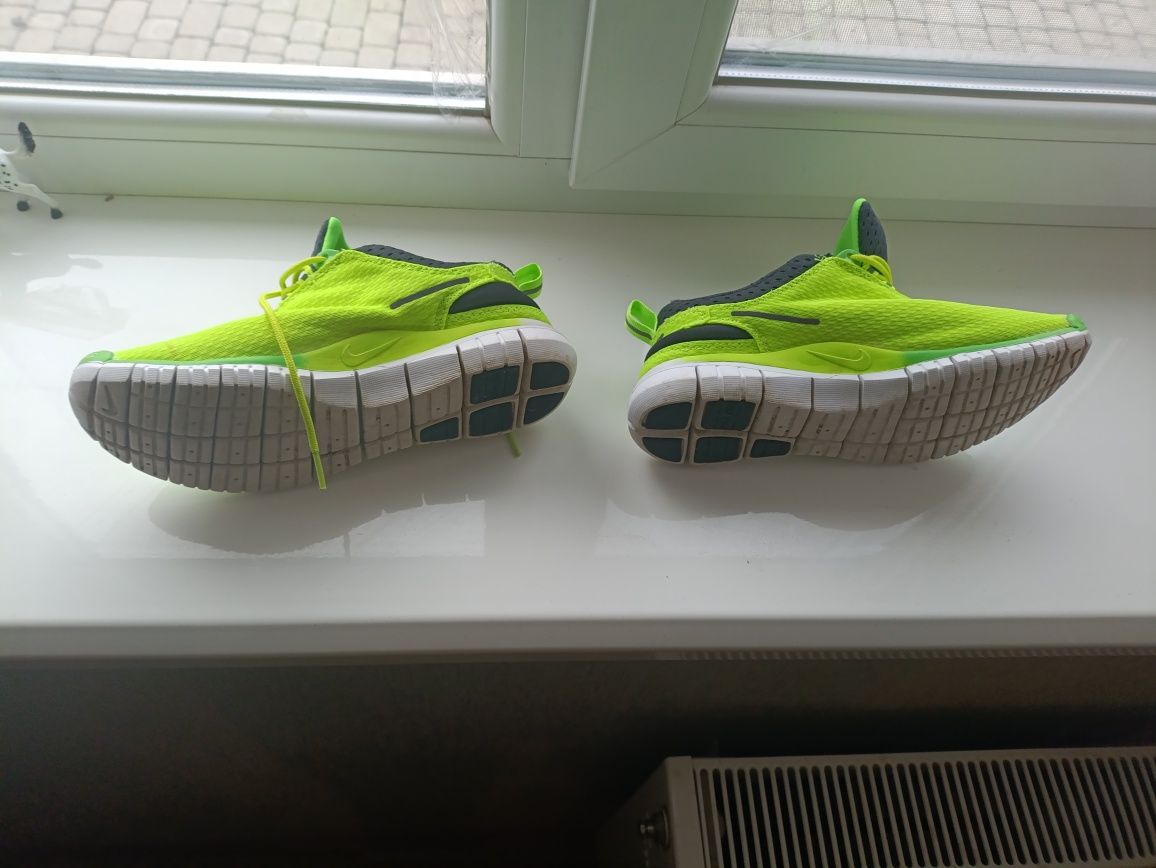 Продам кроссовки женские Nike