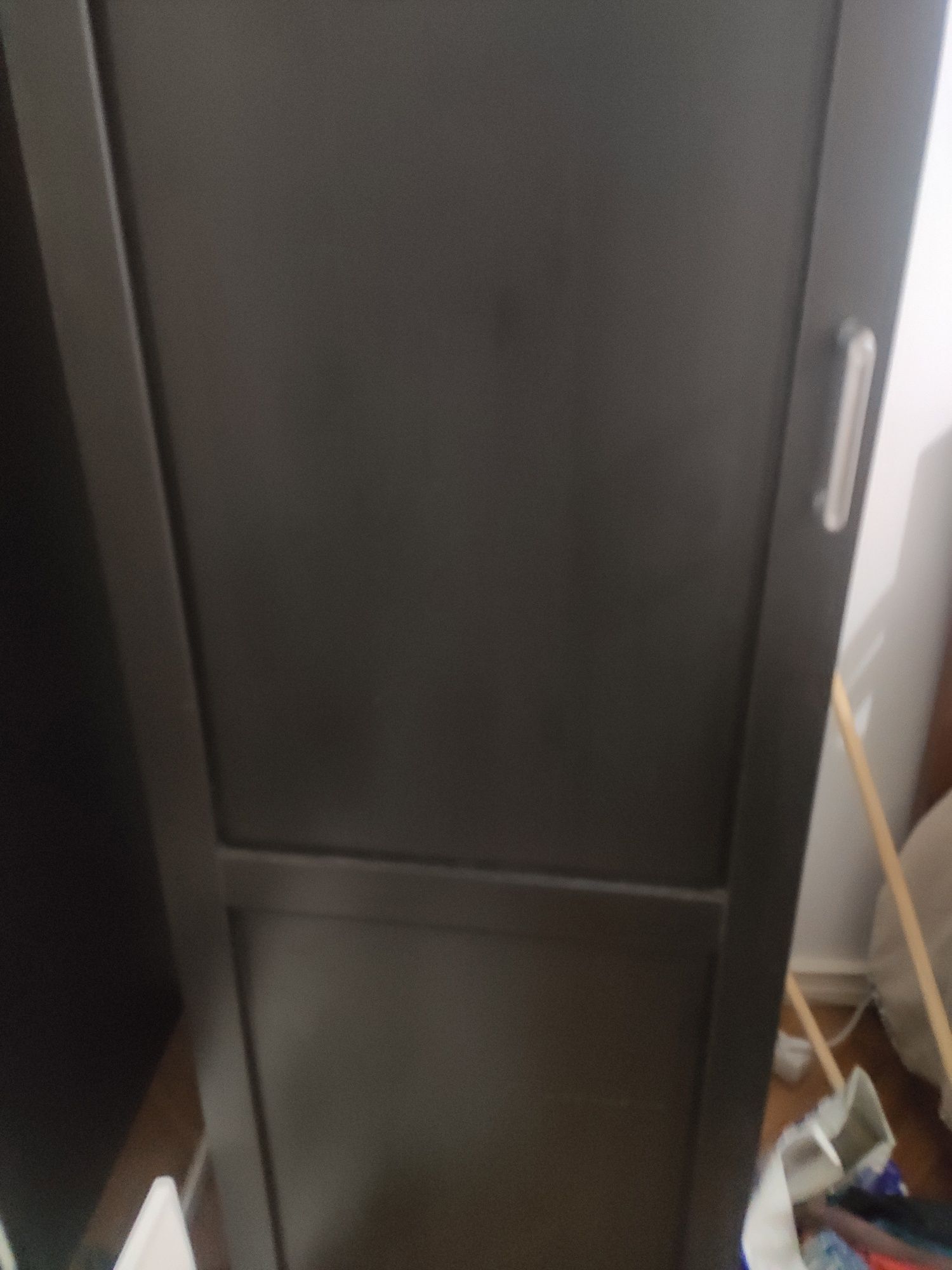 Roupeiro IKEA com uma porta um  cesto e uma prateleira