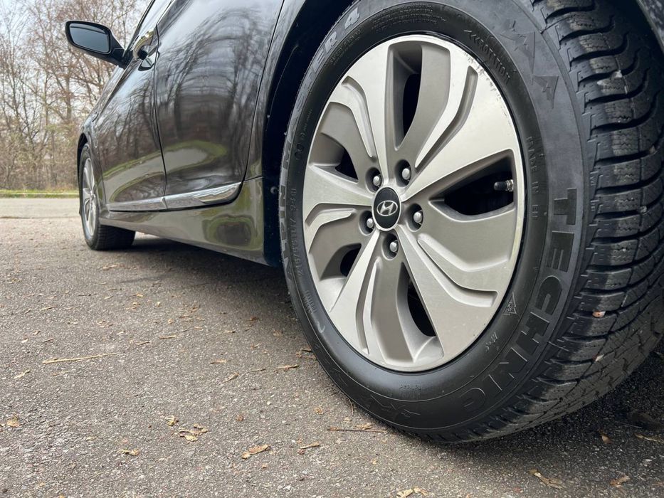 Hyundai Sonata Hybrid 2.4 • 2013 рік • Максимальна комплектація