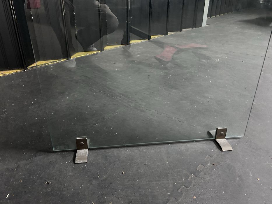 Vidro de proteção para lareira com pés de metal amarelo