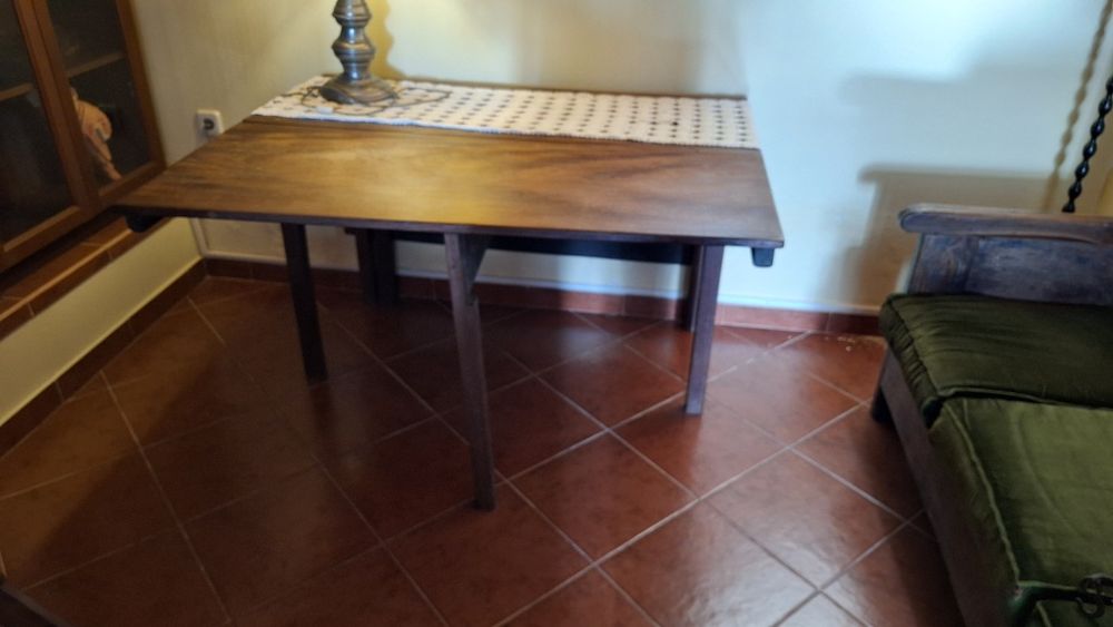 Mesa antiga de 2 abas em madeira nobre.Impecável