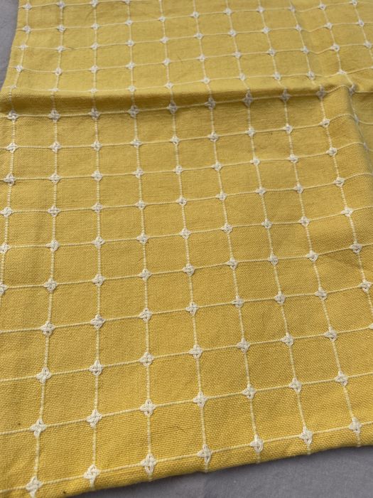 Poszewka ozdobna na poduszkę z frędzlami.