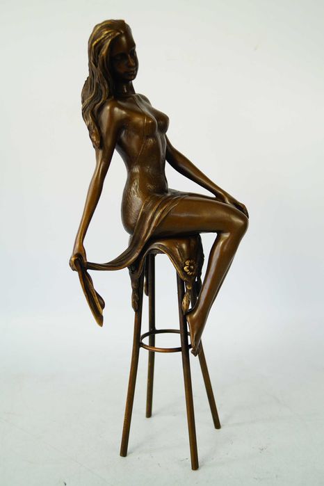 Kobieta siedząca na krześle zmysłowa figura z brązu rzeźba