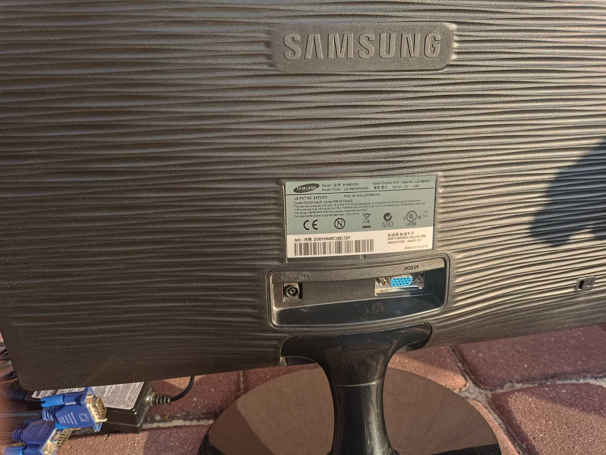 Monitor LCD Samsung SynMaster S19B300 sprawny