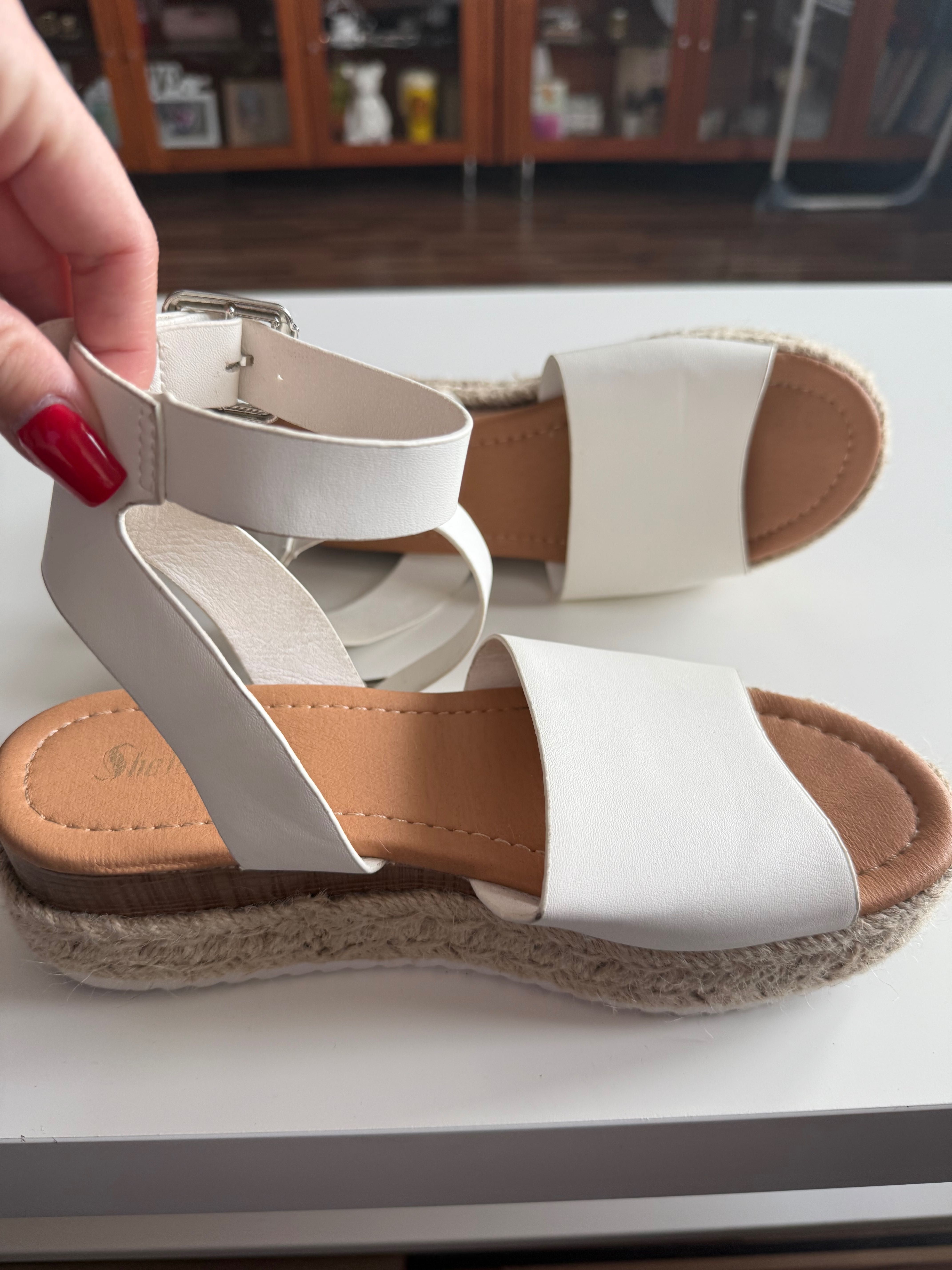 Buty ślubne lub buty na zmianę sandały
