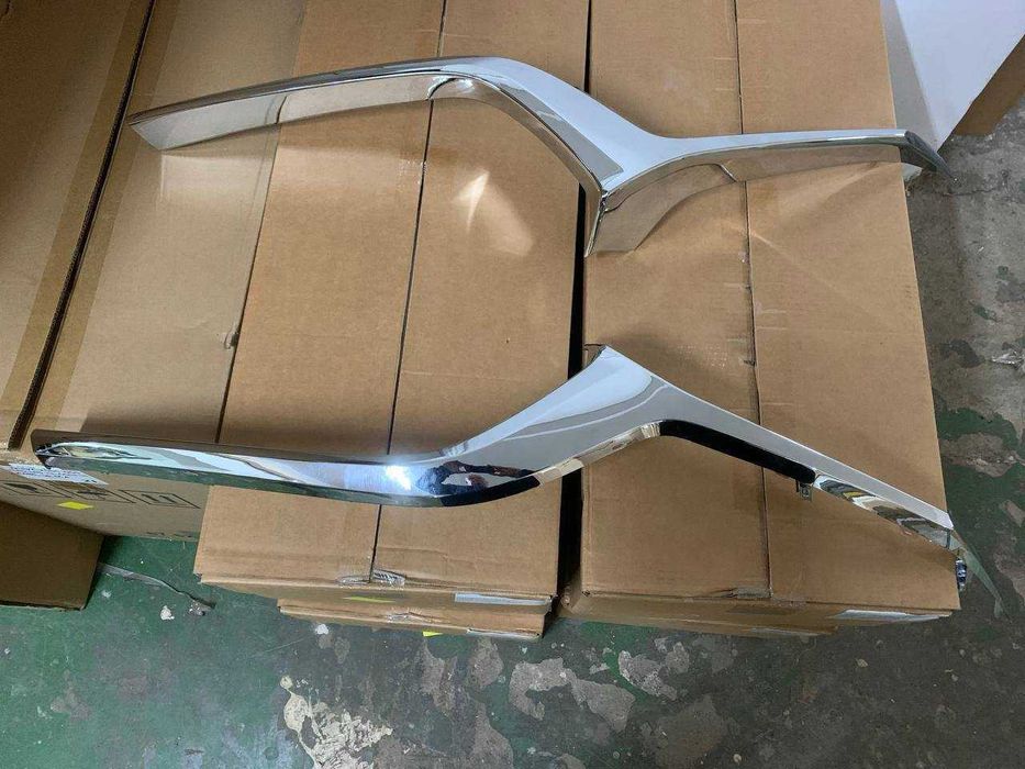 Хром решітки радіатора Mazda CX-30 2020- в зборі новий ліцензія