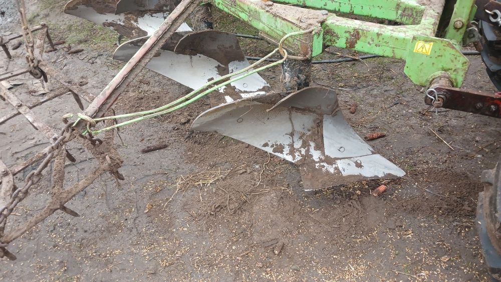 Плуг трьох корпусний