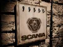 Wieszak uchwyt na klucze z drewna, z grawerem - Scania