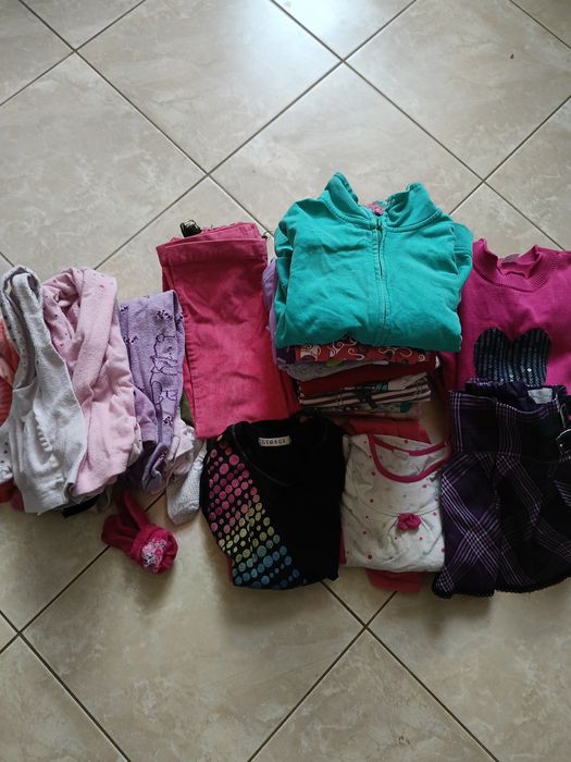 Zestaw 104 110 ubrań 32 szt spodnie bluzy rajstopy sukienka spódnica