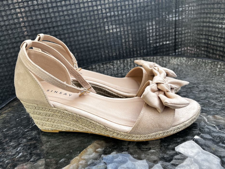 Beżowe sandałki na koturnie